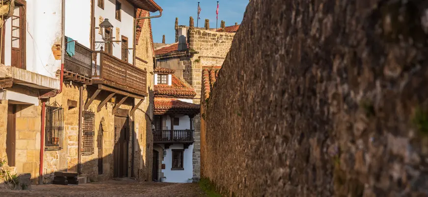 Calle empedrada con casas tradicionales en Santillana del Mar