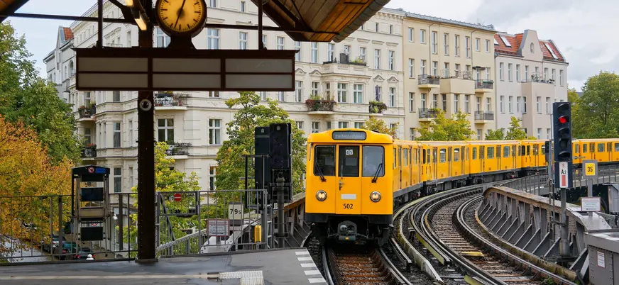 Tren amarillo llegando a la estación de metro Schlesisches Tor en Berlín