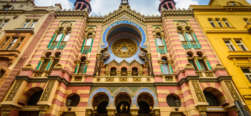 Fachada colorida de la Sinagoga Jubilar en el Barrio Judío de Praga