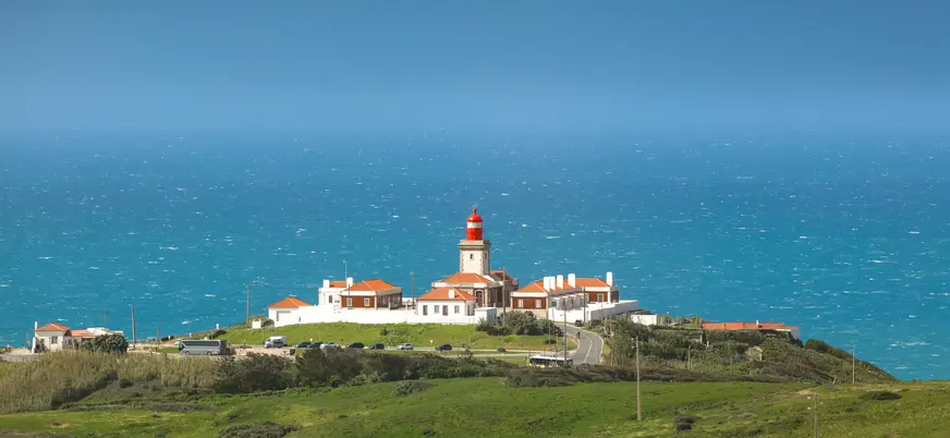 Faro del Cabo da Roca con vistas al Atlántico, cerca de Sintra, Portugal