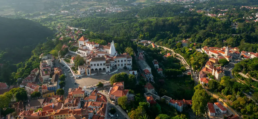 Vista aérea de Sintra con Palacio Nacional, Sintra, Portugal