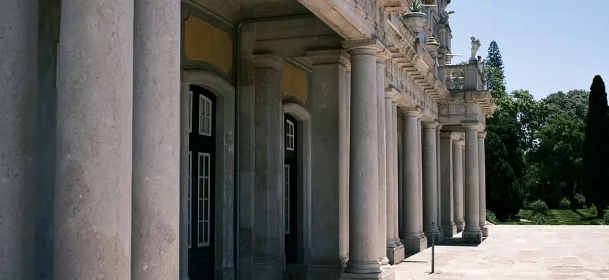 Columnata del Palacio de Queluz con columnas clásicas y jardín, Portugal