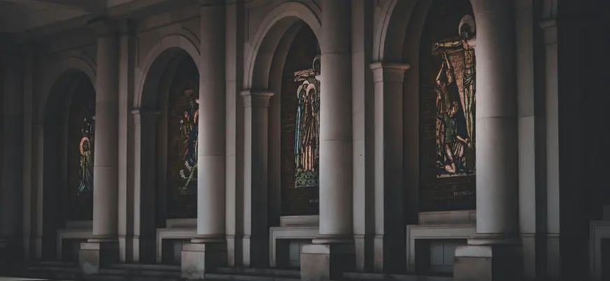 Mosaicos del Vía Crucis en la columnata del Santuario de Fátima, Portugal.