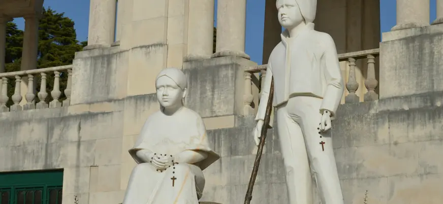 Estatuas de mármol de los pastorcitos en el Santuario de Fátima, Portugal.