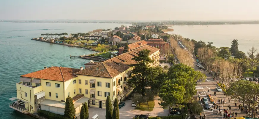 Vista aérea del centro urbano junto al lago en Sirmione, Lago de Garda, Italia
