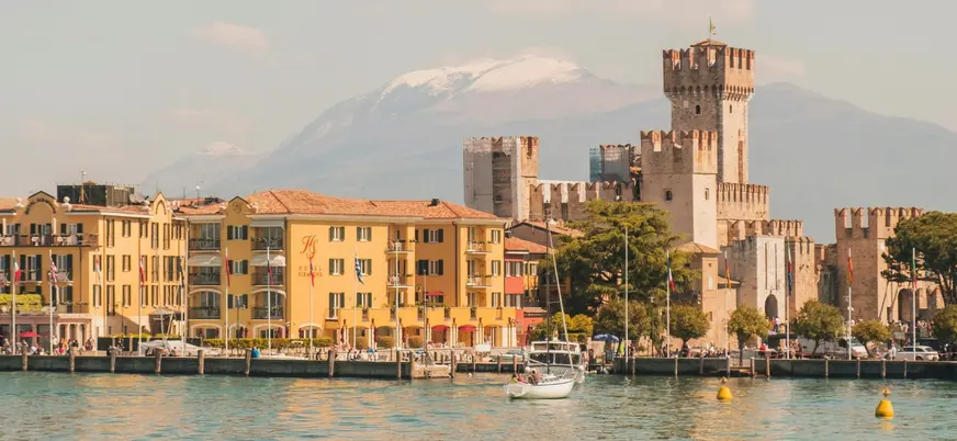 Fachadas y castillo Scaligero frente al lago en Sirmione, Lago de Garda, Italia