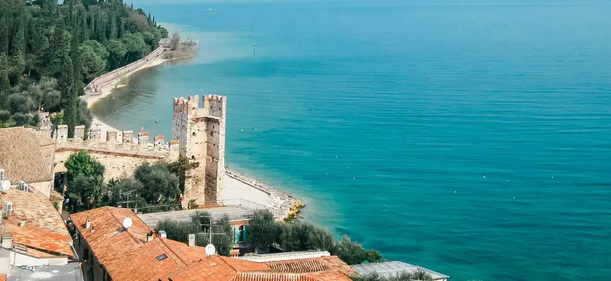 Vista del castillo Scaligero junto al lago en Sirmione, Lago de Garda, Italia