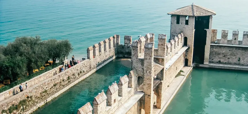 Murallas del castillo Scaligero frente al lago en Sirmione, Lago de Garda, Italia