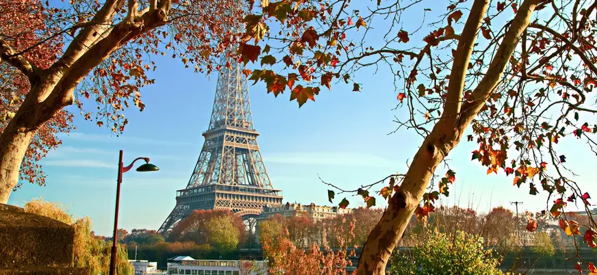 Torre Eiffel entre árboles otoñales en París, Francia