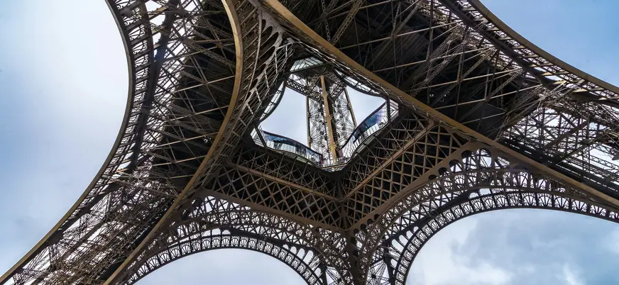 Estructura inferior de la Torre Eiffel en París, Francia