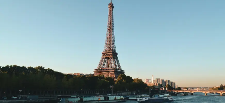 Torre Eiffel sobre el río Sena en París, Francia.