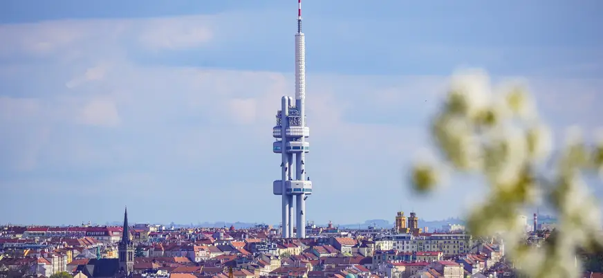 Torre de Televisión Žižkov sobre los tejados de Praga, República Checa.