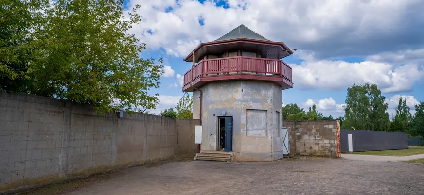 Torre de vigilancia y muro perimetral en el Memorial de Sachsenhausen