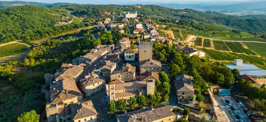 Vista aérea de pueblo medieval entre colinas de la Toscana, Italia