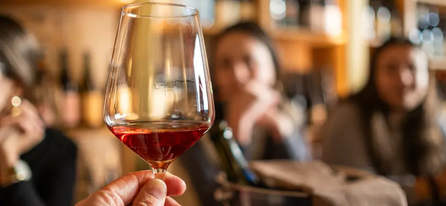 Copa de vino durante una cata en la Toscana, Italia