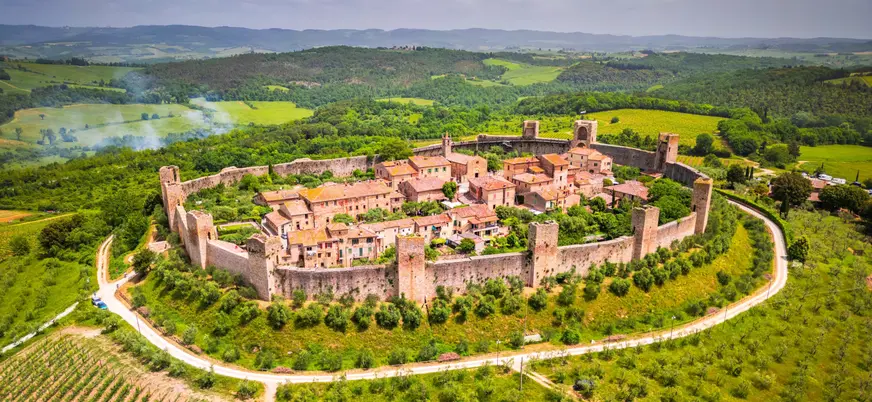 Vista aérea de Monteriggioni amurallado en la Toscana, Italia