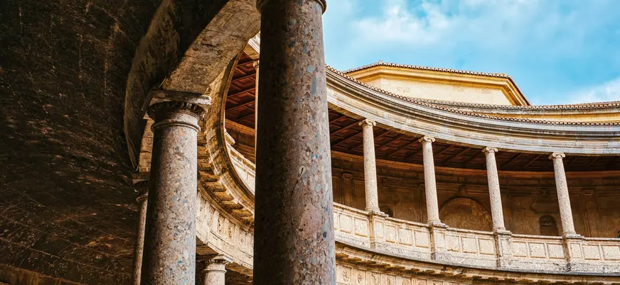 Detalle del patio circular del Palacio de Carlos V en la Alhambra