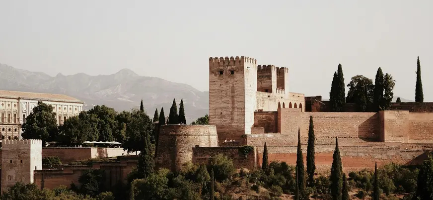 Torre de la Vela y murallas de la Alhambra con Sierra Nevada de fondo, Granada