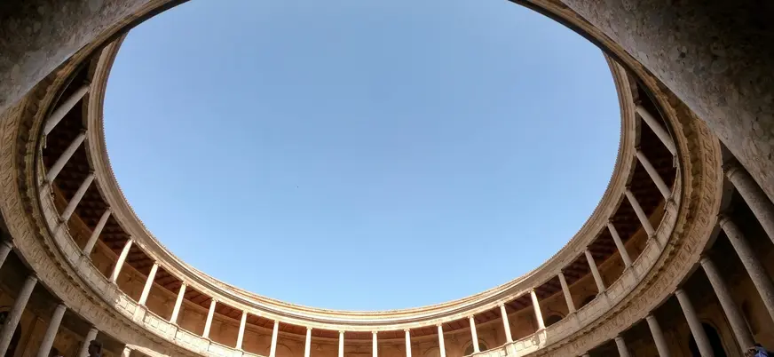 Patio circular del Palacio de Carlos V, Granada.