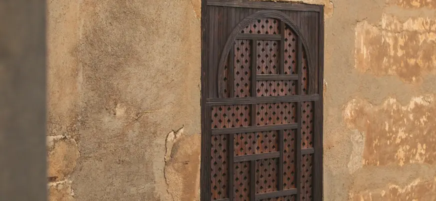 Celosía de madera oscura en muro de la Alhambra, Granada.