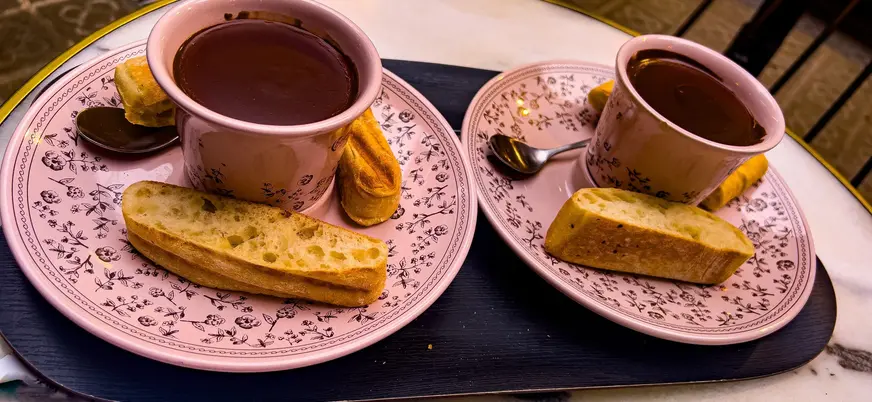 Chocolate caliente con panecillos en Barcelona
