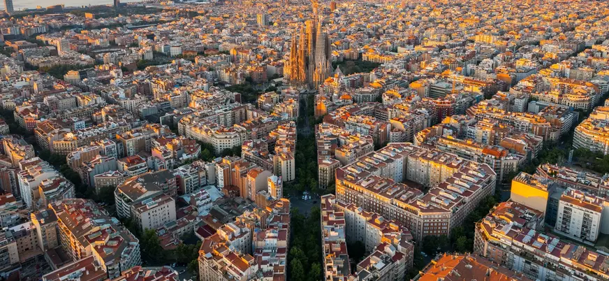 Vista aérea de Barcelona con la Sagrada Familia y el Eixample al atardecer