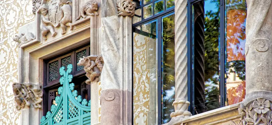 Detalles escultóricos y ventanales de la Casa Amatller en Barcelona