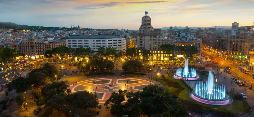 Vista nocturna de la Plaza de Cataluña
