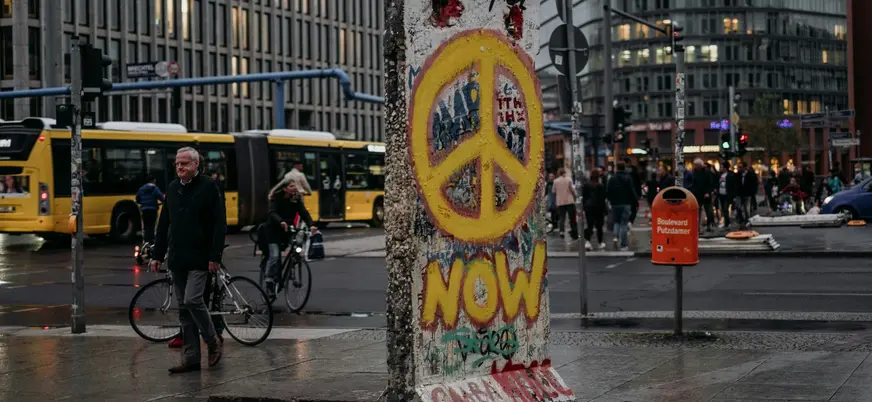 Fragmento del Muro de Berlín con símbolo de paz en Potsdamer Platz.