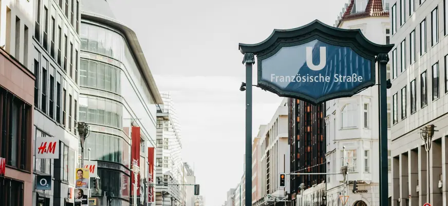 Cartel azul de la estación U-Bahn Französische Straße en una calle de Berlín.
