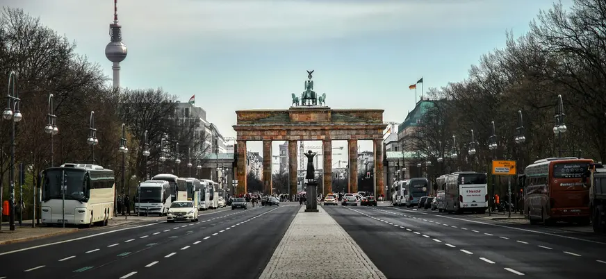Vista de la Puerta de Brandeburgo y la Torre de TV desde la avenida en Berlín.