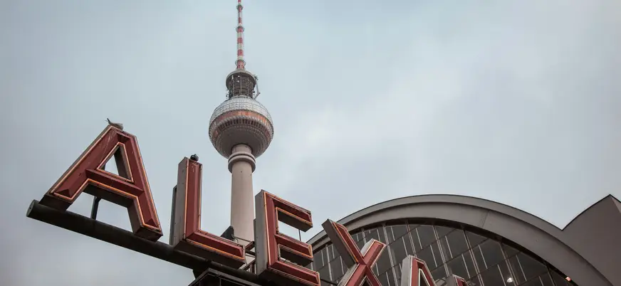 Letrero de Alexanderplatz con la Torre de TV de Berlín