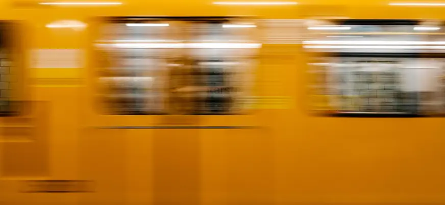 Tren amarillo del U-Bahn de Berlín pasando a gran velocidad