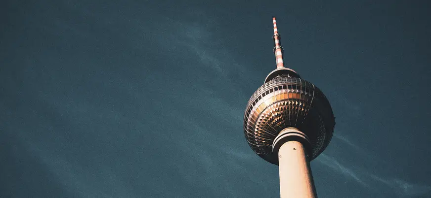 Plano contrapicado de la Torre de TV de Berlín