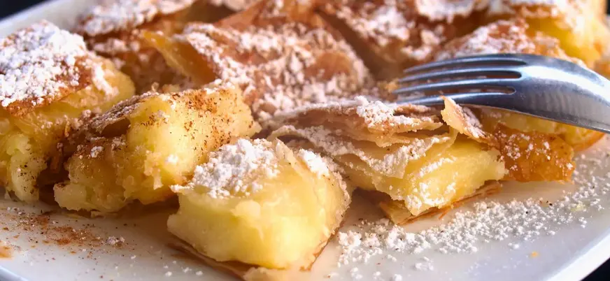 Trozos de bougatsa con crema y azúcar glass en una pastelería de Atenas.