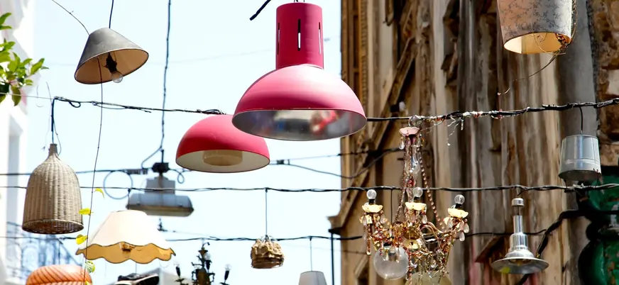 Lámparas colgantes de colores en una calle del barrio de Psiri en Atenas.