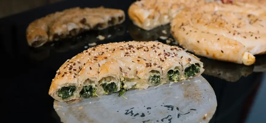 Parrillada de carne con patatas fritas y pan pita en un restaurante de Atenas