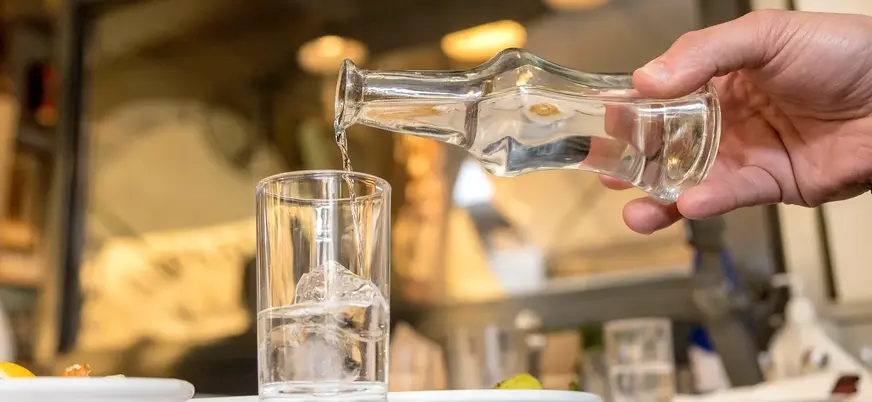 Servicio de bebida tradicional transparente en vaso con hielo en Atenas