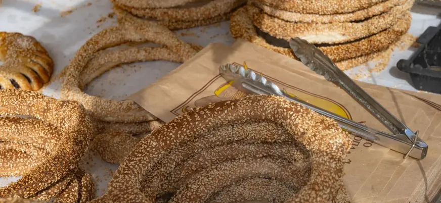 Pilas de koulouri, panes con sésamo, en un puesto callejero de Atenas