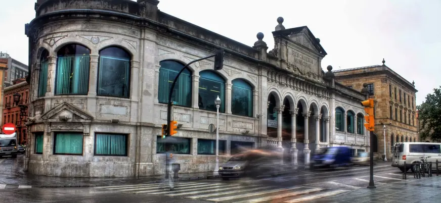 Antigua Pescadería Municipal de Gijón con arquitectura neoclásica