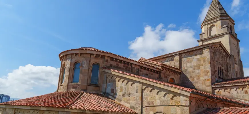 Ábside y torre de la Iglesia de San Pedro en Gijón.
