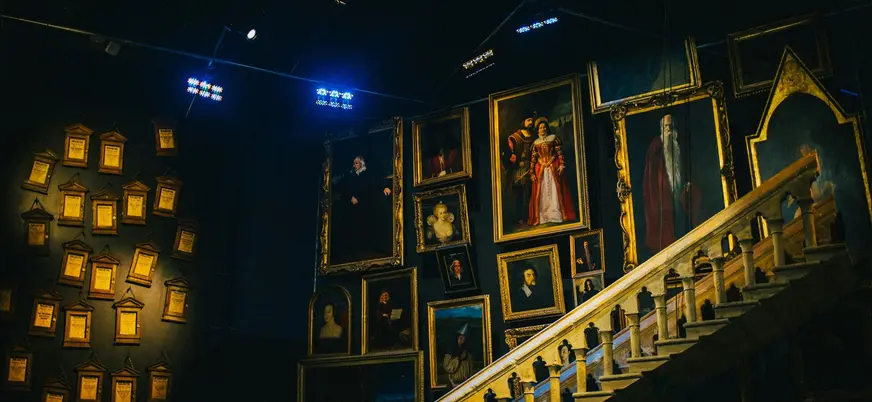 Cuadros mágicos sobre la Gran Escalera en el Warner Bros. Studio Tour, Londres