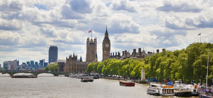 Vista panorámica del Big Ben y el río Támesis en un día nublado en Londres.