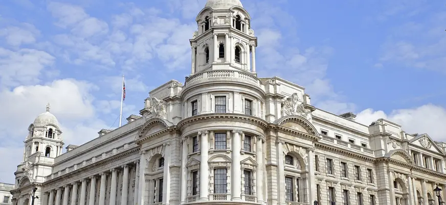 Fachada neoclásica del Old War Office bajo un cielo azul en Londres.
