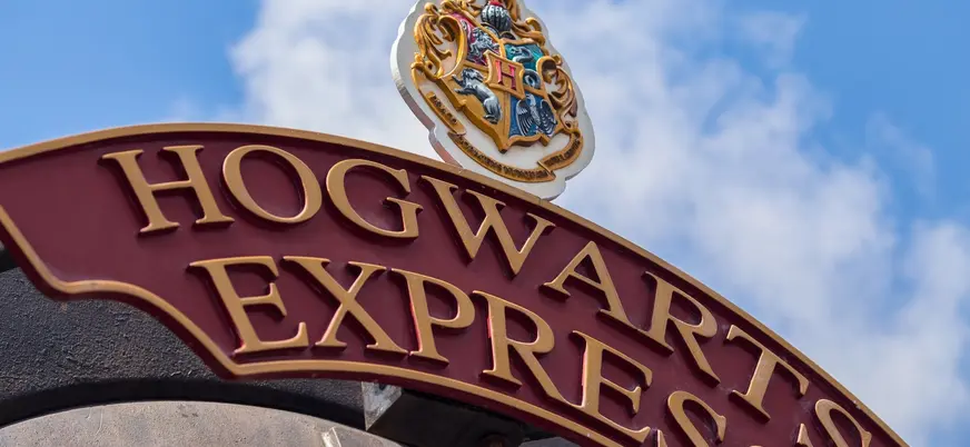 Cartel del Hogwarts Express y escudo del colegio en los estudios de Londres.
