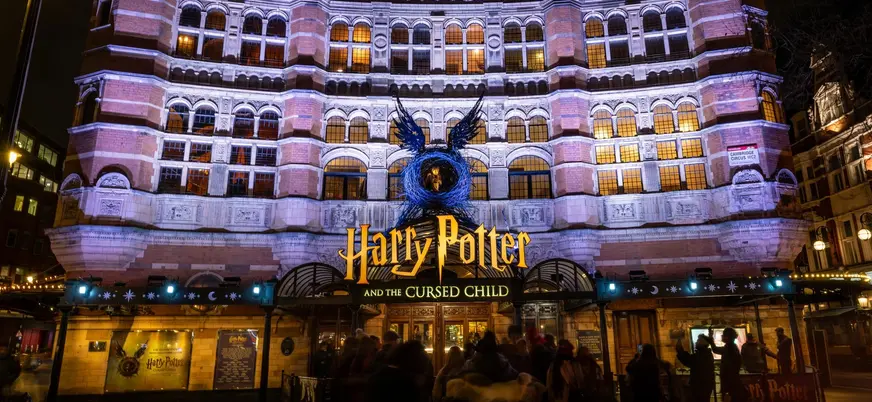 Teatro Palace iluminado para la obra Harry Potter and the Cursed Child, Londres.