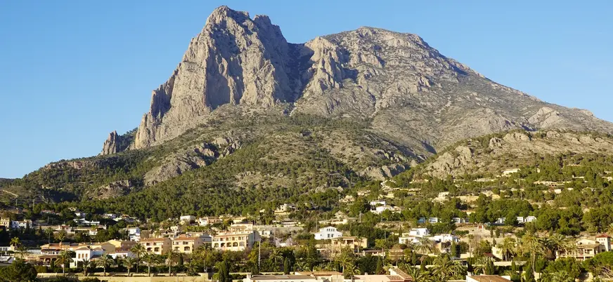 Vista de la montaña Puig Campana desde Finestrat pueblo cercano a Benidorm, España