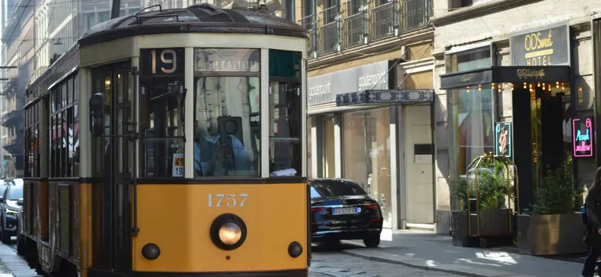 Tranvía histórico circulando por una calle céntrica de Milán