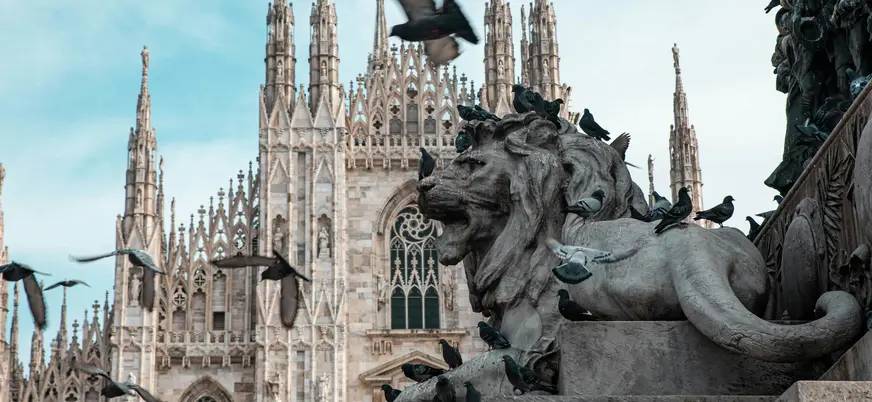 Estatua de león y Catedral de Milán al fondo