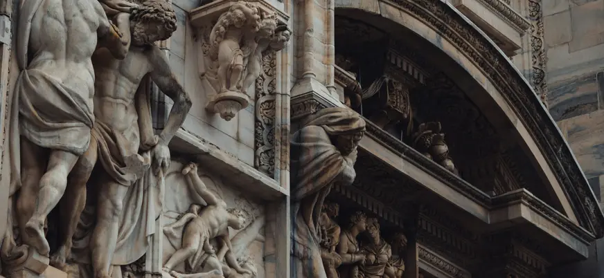 Detalle de esculturas clásicas y relieves en la fachada del Duomo de Milán